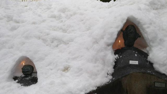 水木しげるロード 雪に埋没したブロンズ像