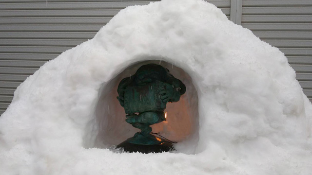 水木しげるロード 雪に埋没したブロンズ像